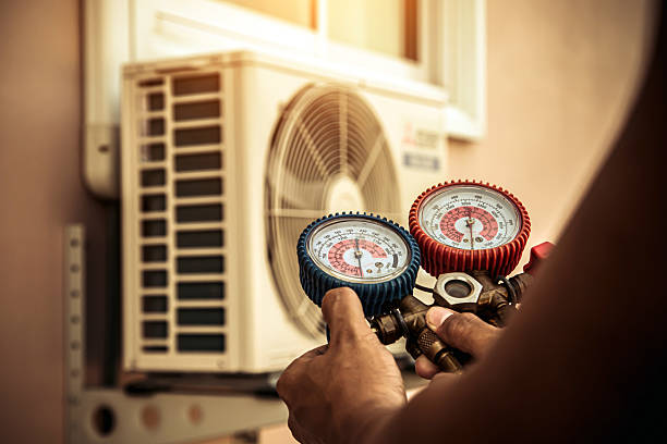 Professional Hvac technician working in Ormond Beach, FL